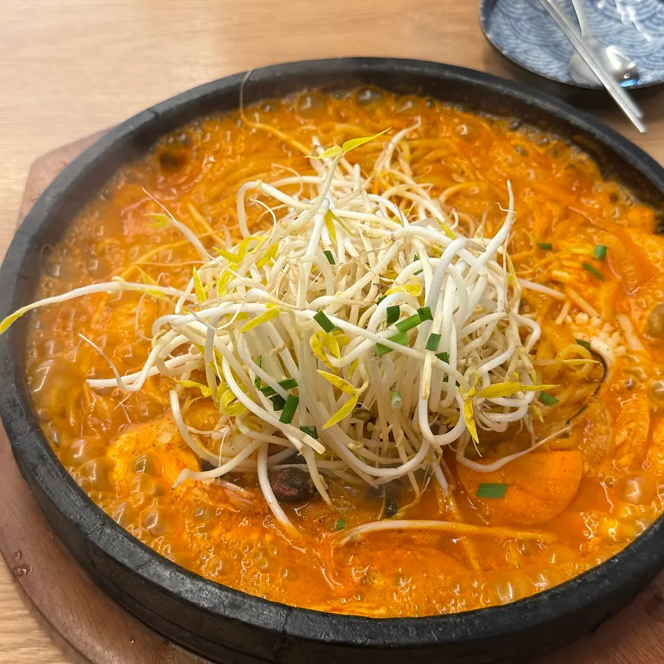 Bubbling broth of the scorched-rice stone jjamppong