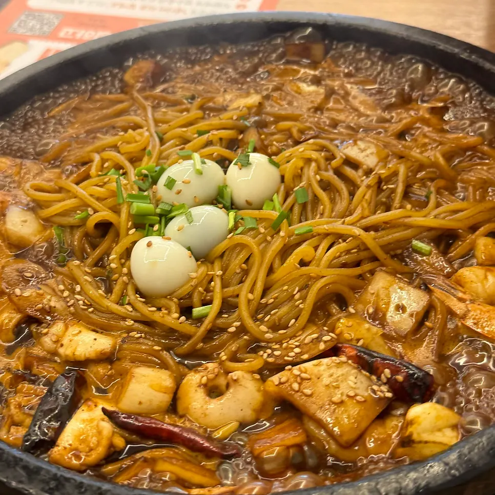 Full serving of scorched-rice stone jjajang