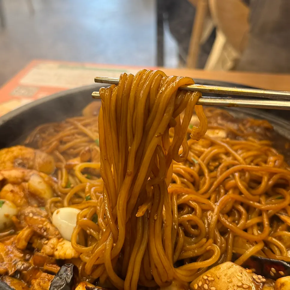 Stone-plate jjajangmyeon mixed with sauce