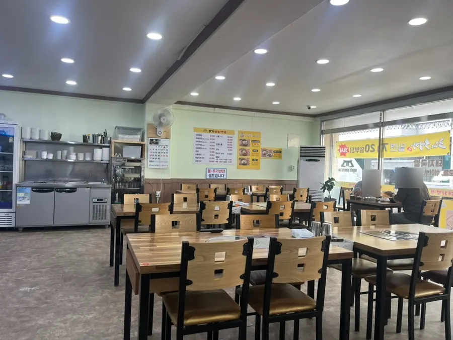 널찍하고 깔끔한 종가돼지국밥 내부 좌석