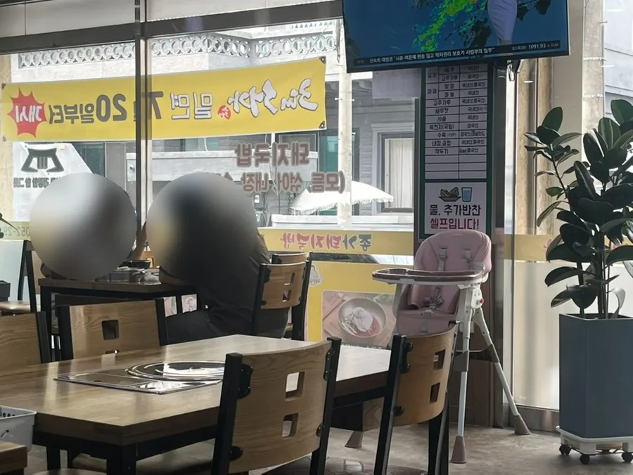 매장 한쪽에 놓인 아기의자