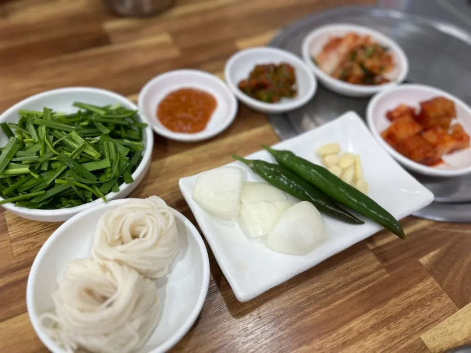 먼저 세팅된 돼지국밥 밑반찬 상차림