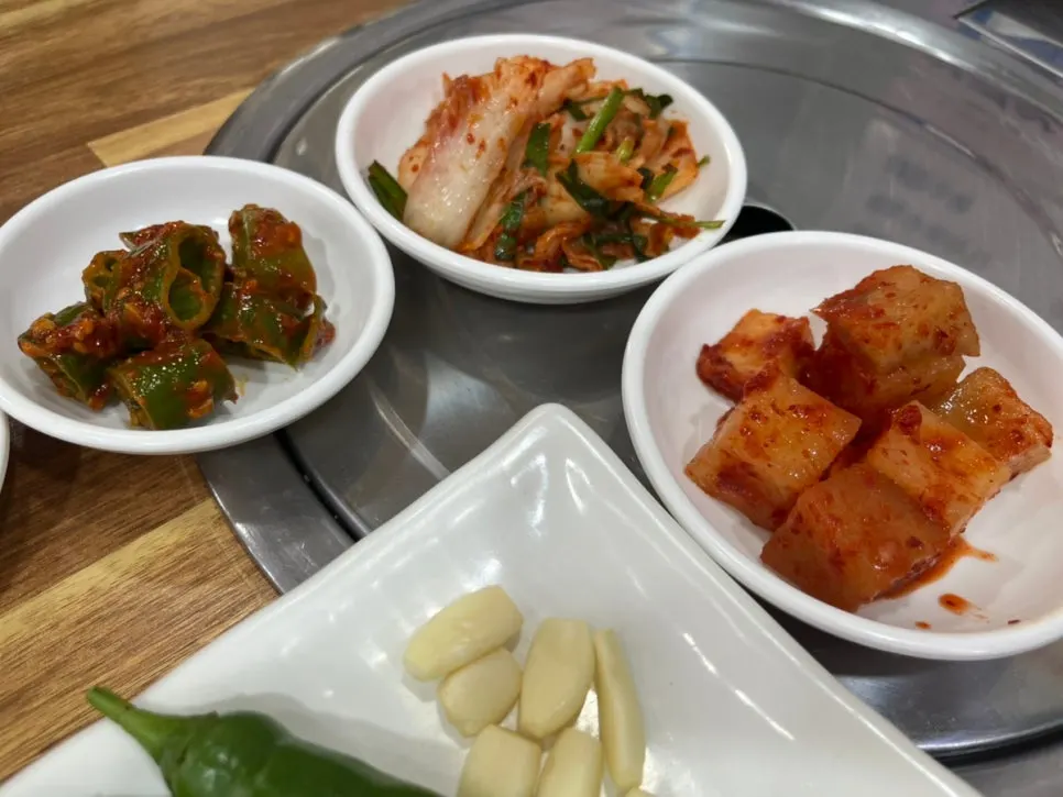깍두기와 겉절이 김치, 고추무침 반찬