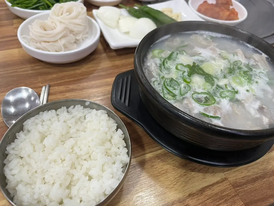 상에 차려진 섞어국밥과 모듬국밥 뚝배기