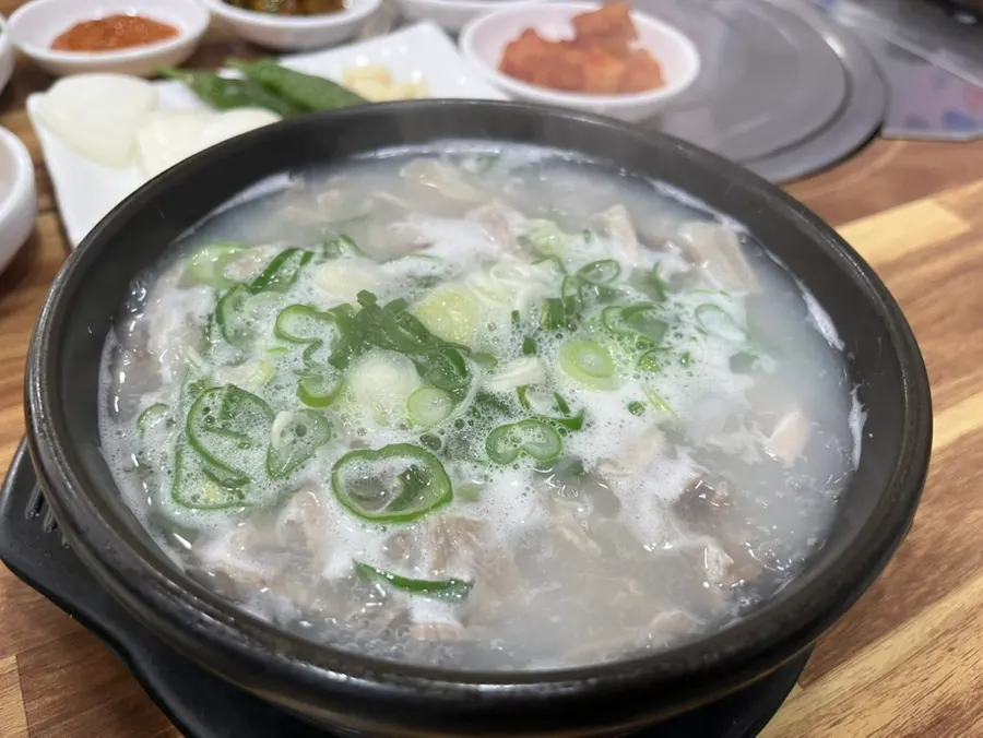 고기와 내장이 가득한 맑은 국물의 섞어국밥