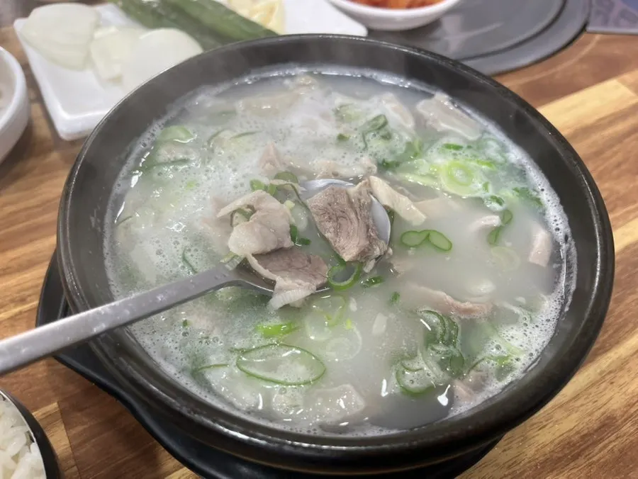 뚝배기를 저어 건져 올린 고기와 내장