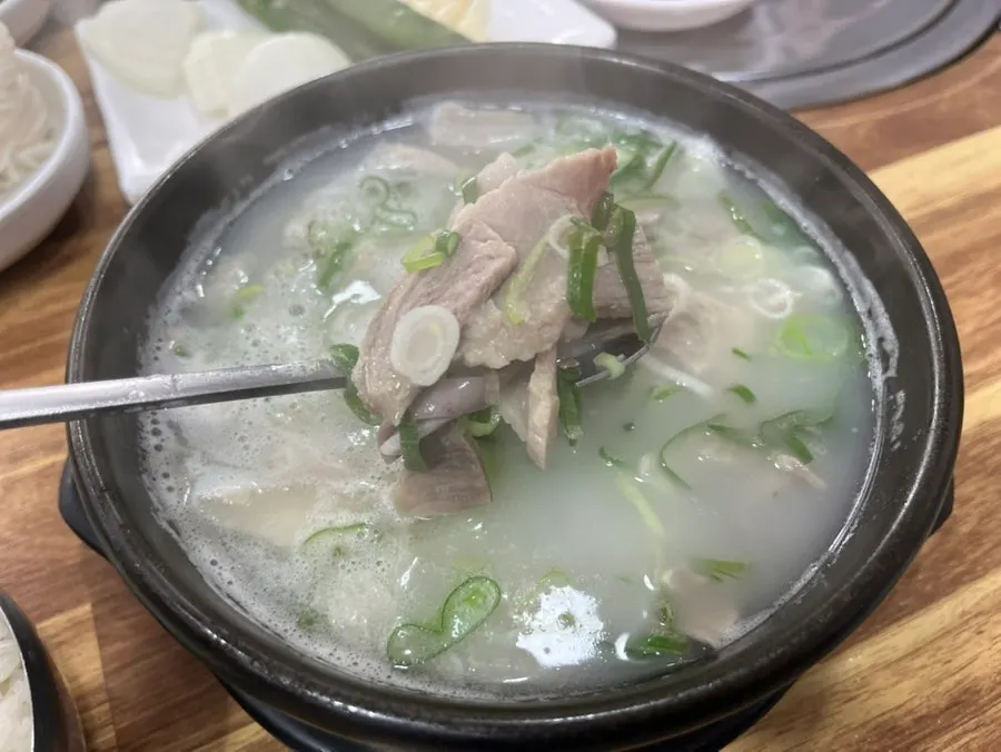 모듬국밥 속 오동통한 순대