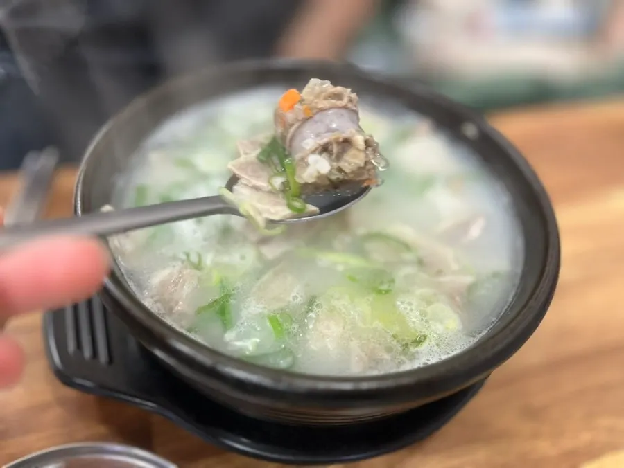 숟가락에 올린 국밥 건더기