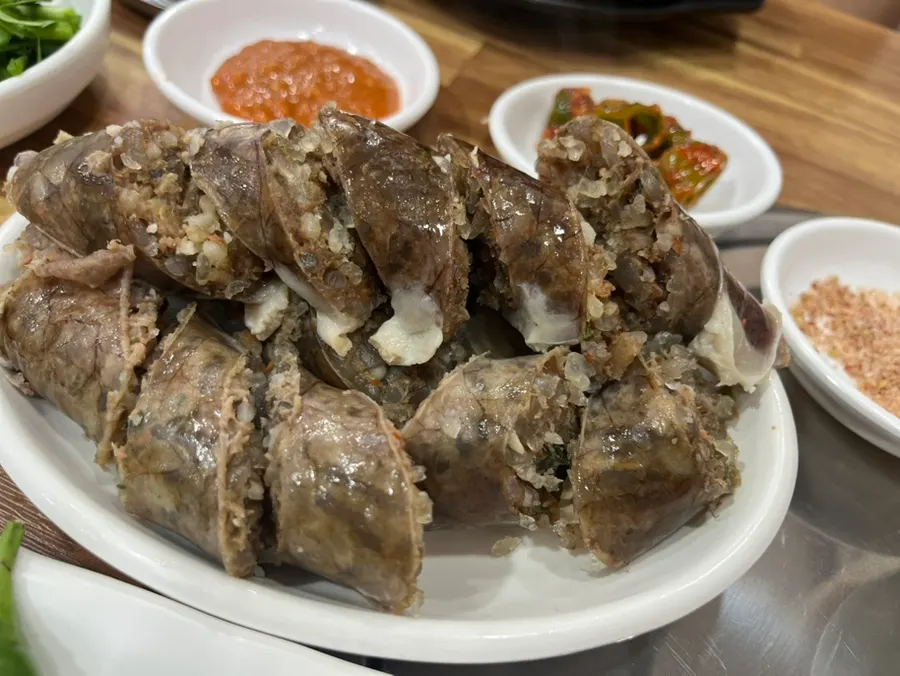 사이드로 주문한 순대 한 접시