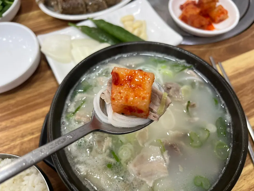 국밥과 밑반찬을 함께 곁들인 식사