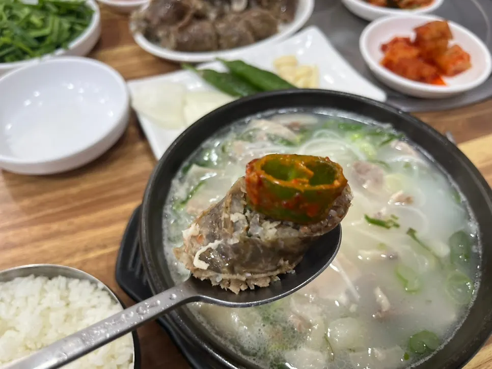 밑반찬을 올린 돼지국밥 한 숟가락