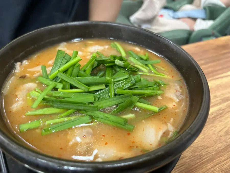 다대기와 부추를 듬뿍 넣은 돼지국밥