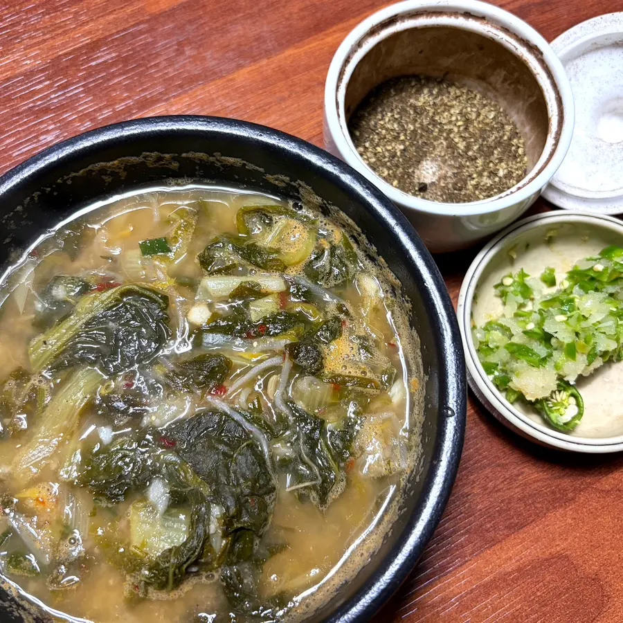 Loach soup with ground sansho pepper and spicy seasoning