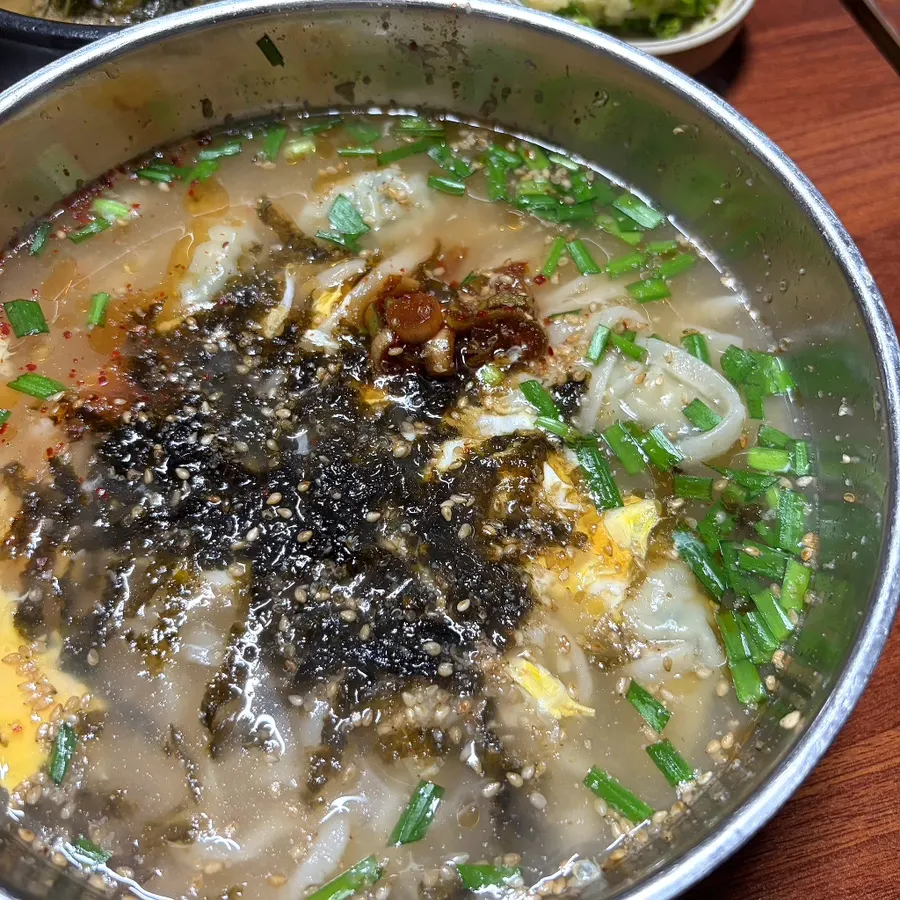 Dumpling soup with kalguksu and boiled dumplings