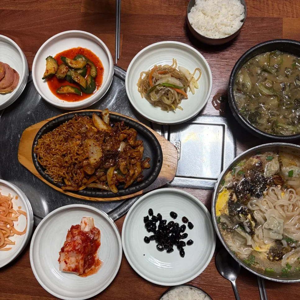 A full table of loach soup and spicy pork stir-fry