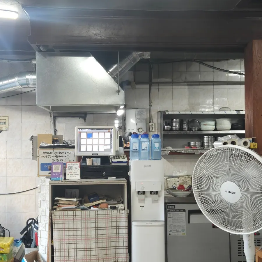 주택을 개조한 노포 스타일 식당 내부
