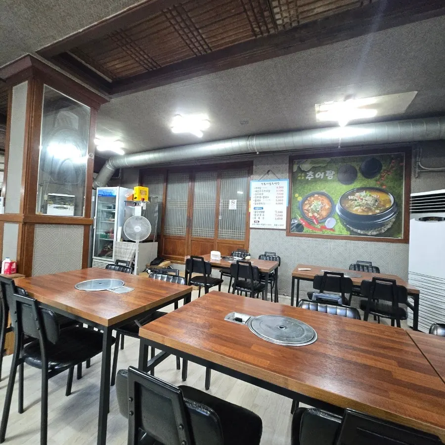 밝은 조명의 식당 내부 좌석