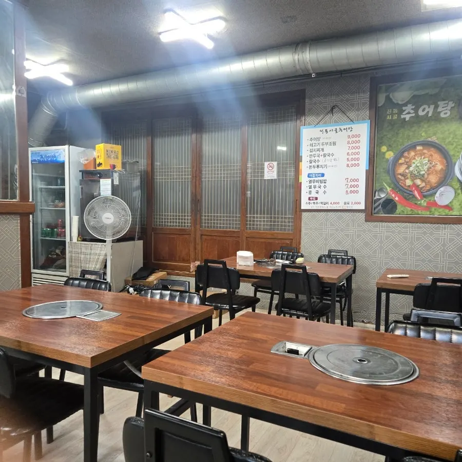 전통시골추어탕 홀 테이블과 의자