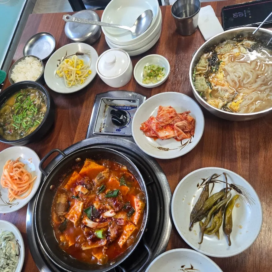 김치와 콩나물 등 기본찬 상차림