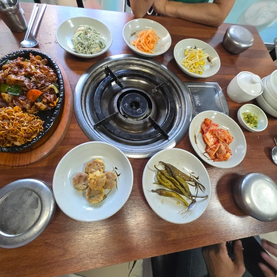 동그랑땡과 무생채가 담긴 반찬 접시