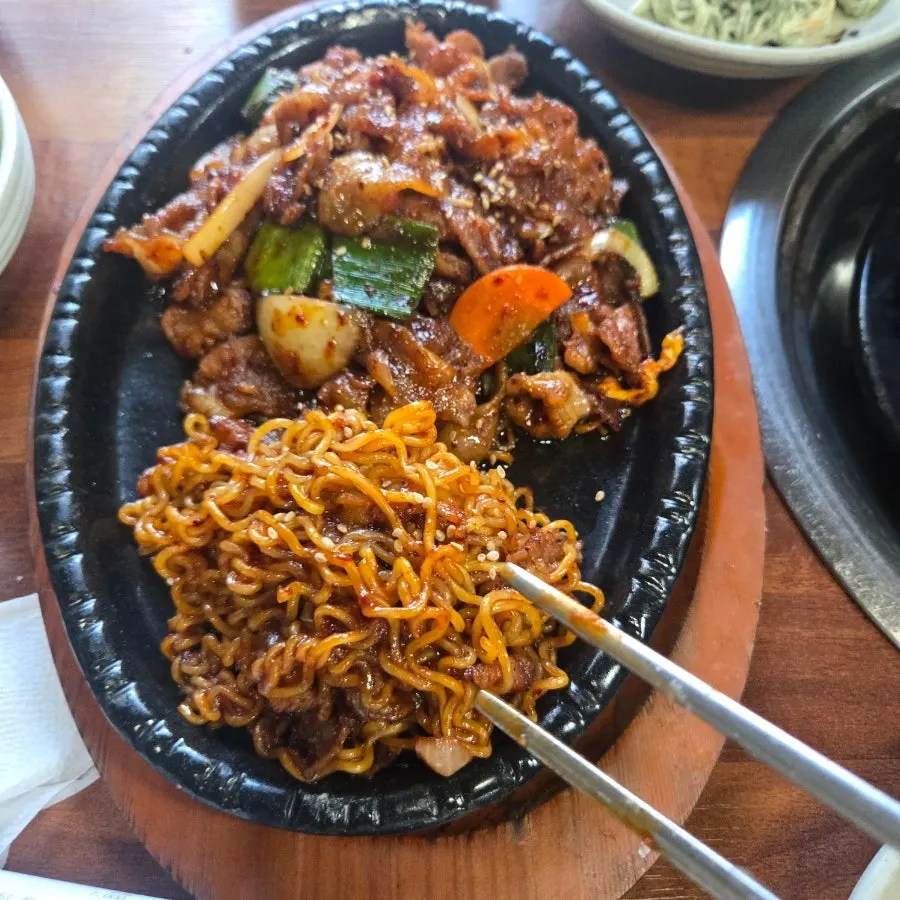 돌판에 나온 돈두루치기와 라면사리