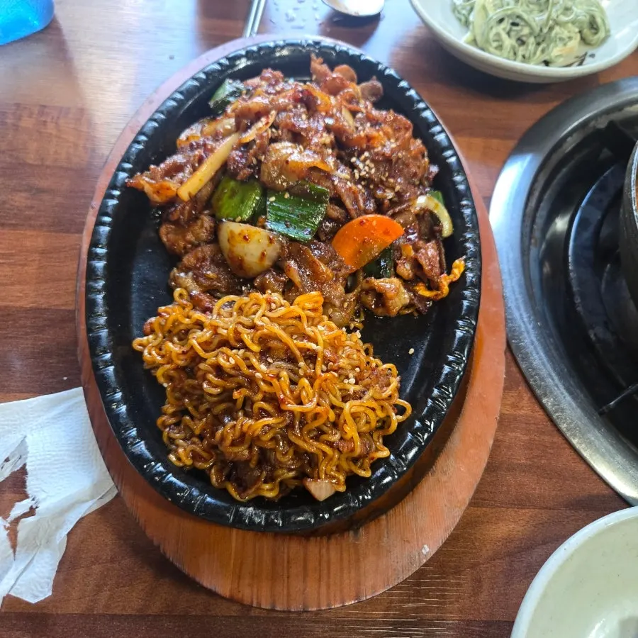 두루치기를 올린 라면사리 한 젓가락