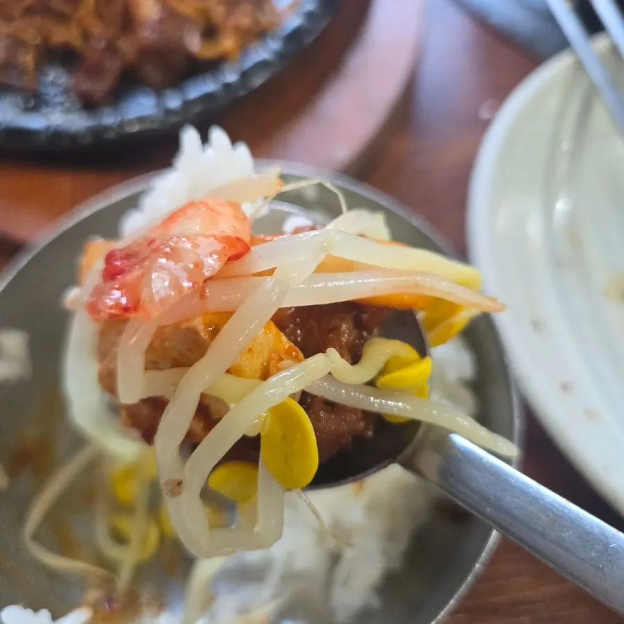 흰쌀밥에 두루치기와 김치를 올린 한입