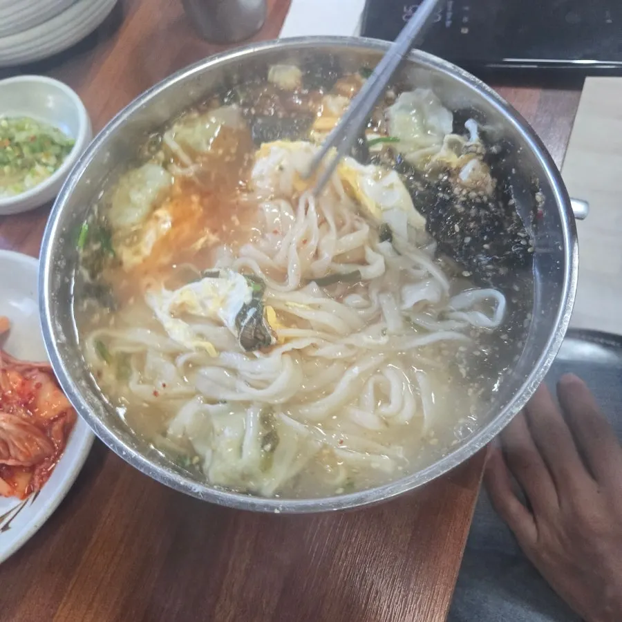 물만두가 들어간 만두국과 칼국수