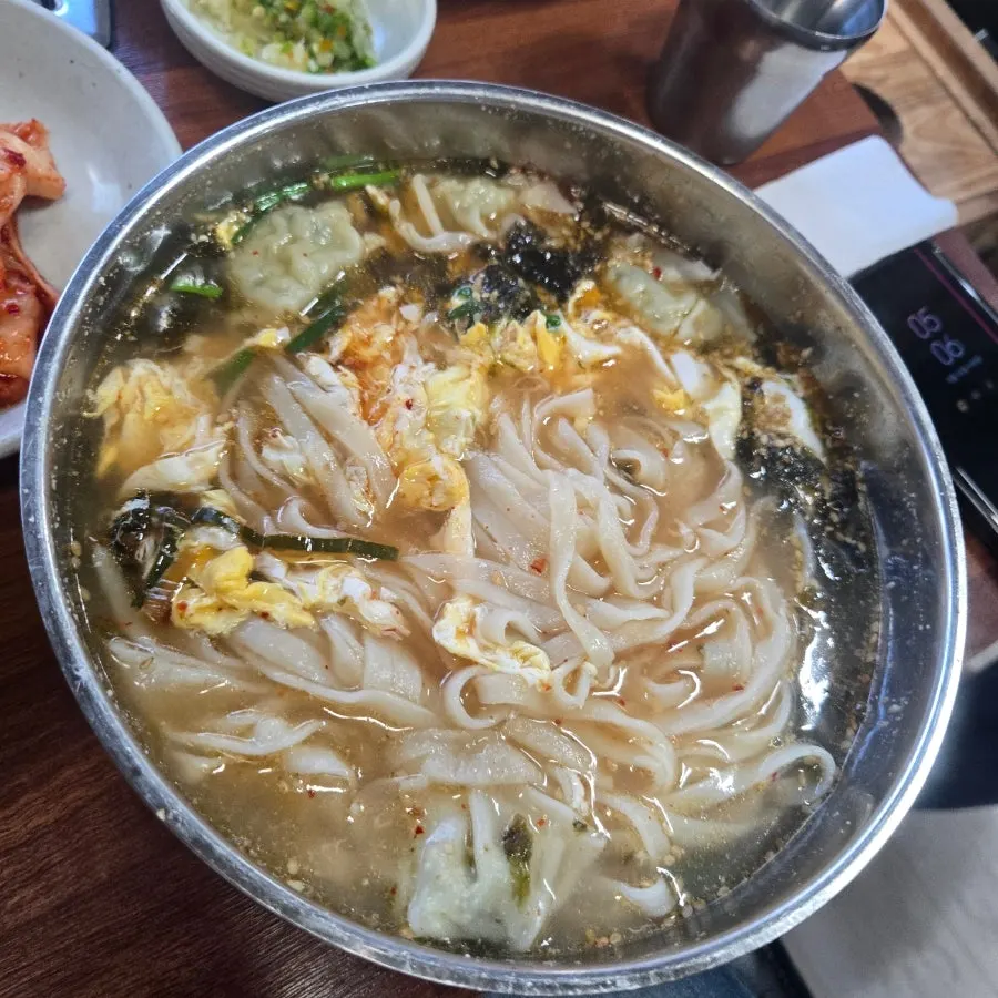 계란 풀린 국물의 칼국수 면발