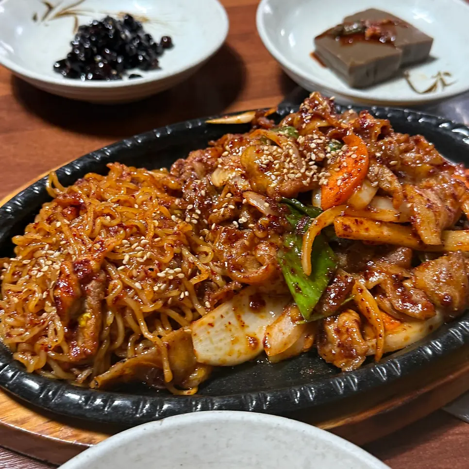 만둣국과 밑반찬이 함께 놓인 상차림