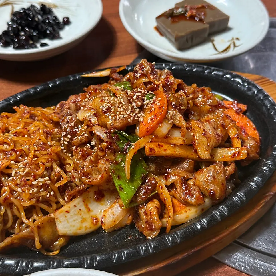 고기와 면이 한 판에 담긴 철판제육볶음