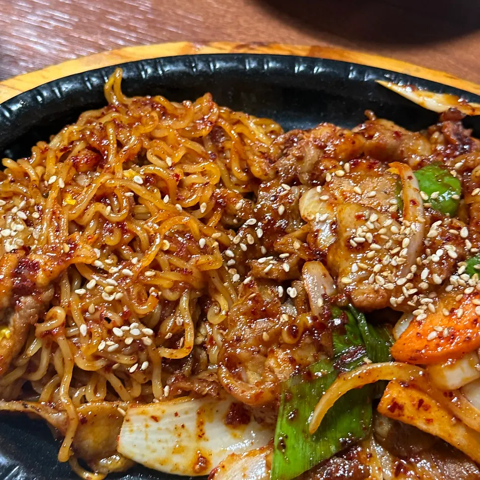 철판 위 제육볶음과 라면사리