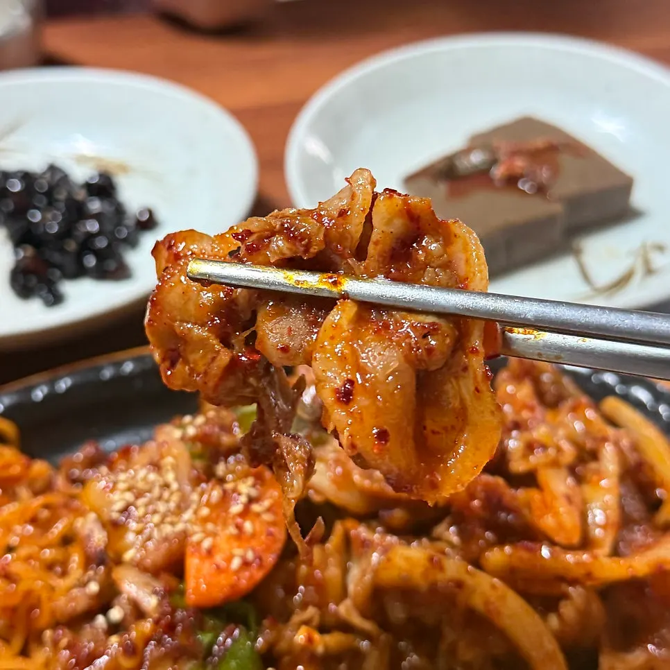 제육 양념에 비벼진 라면사리