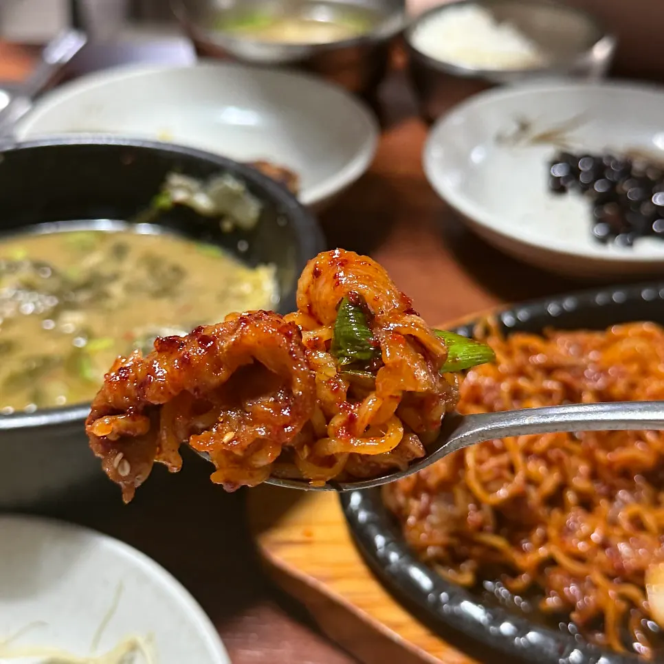 젓가락으로 집어 올린 양념 라면사리