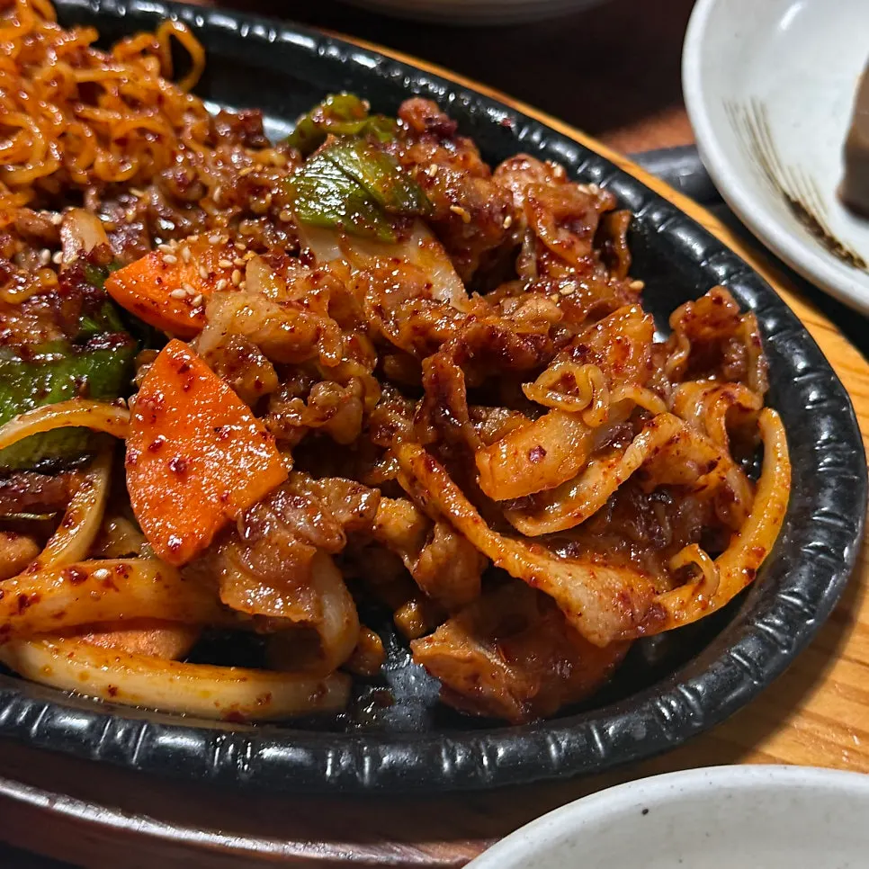 제육볶음 고기 한 점 클로즈업