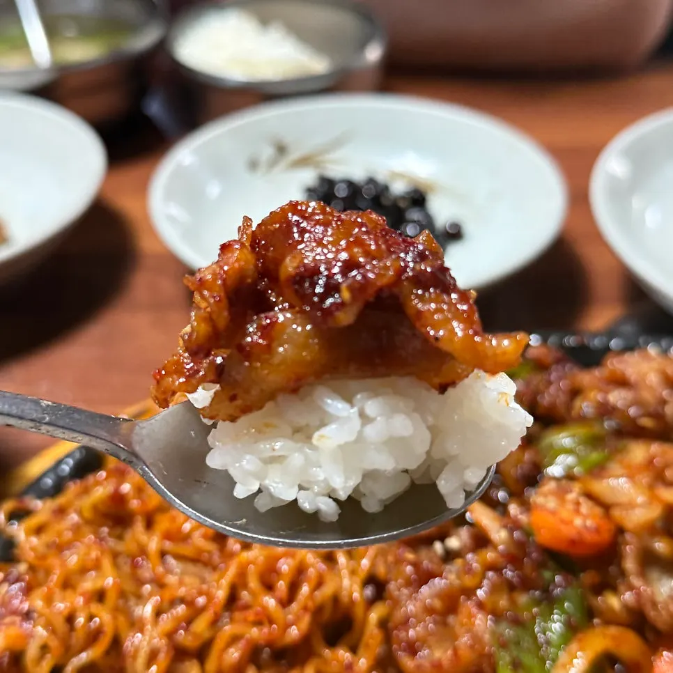 철판제육볶음 한 판 전체 모습