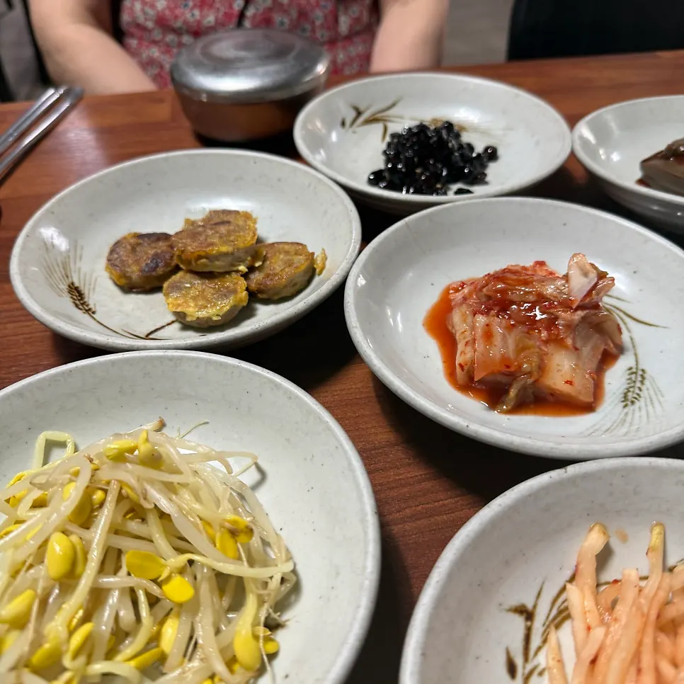 제육볶음과 밥, 국물이 함께한 식탁