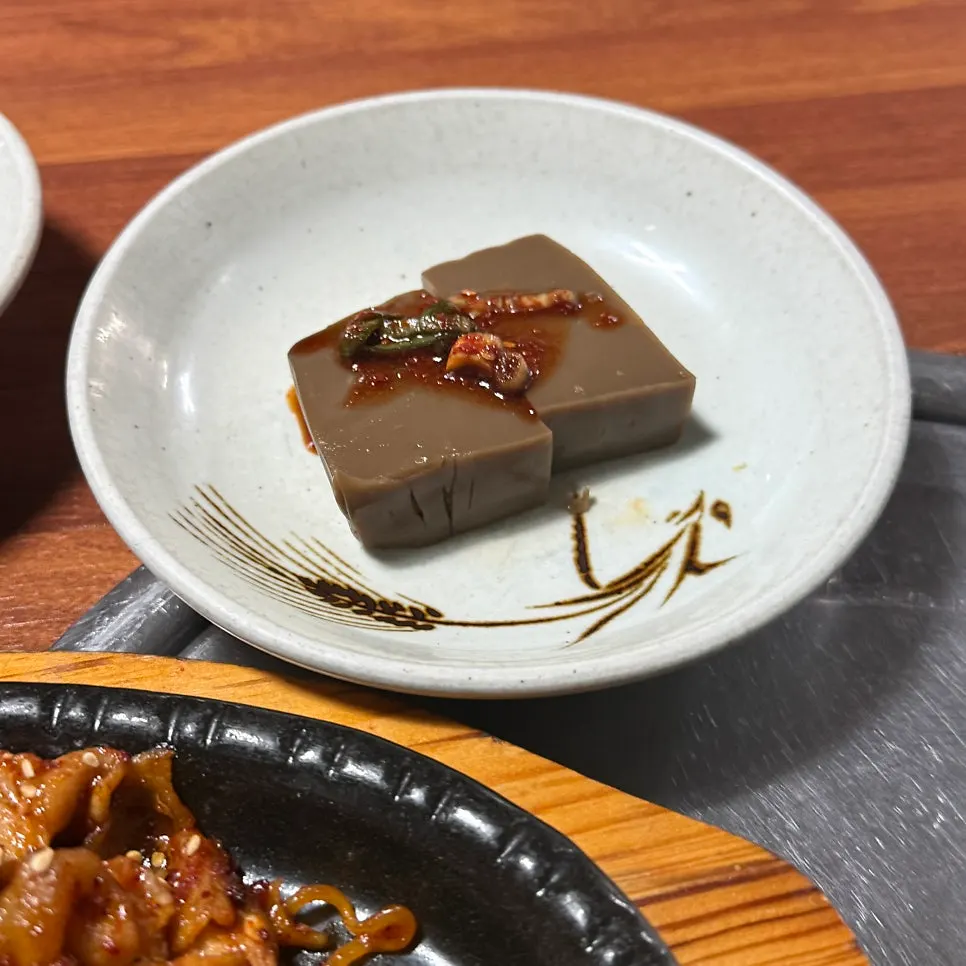 밑반찬 한 접시 가까이 담은 모습