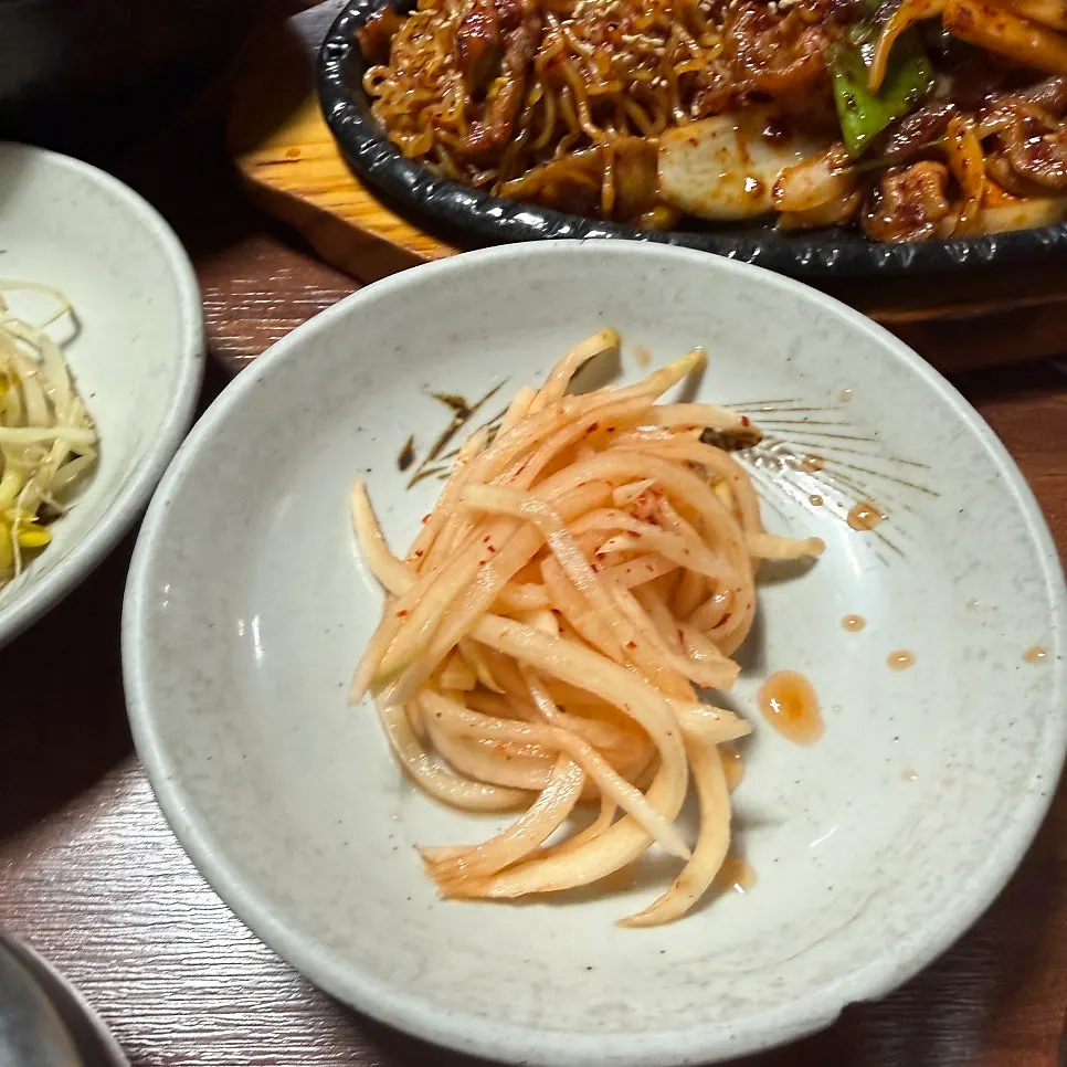 메인 옆에 놓인 반찬 구성