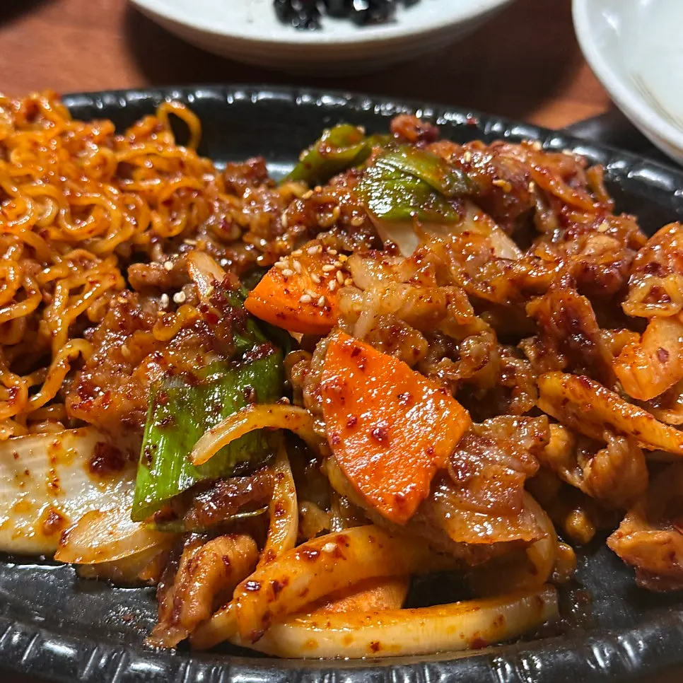 반찬까지 함께 차려진 한식 상차림