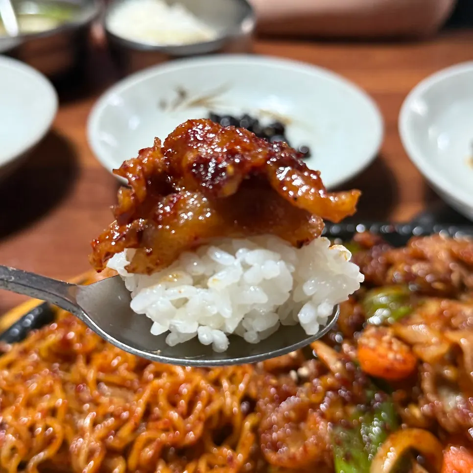 밥과 반찬을 함께 곁들인 식사