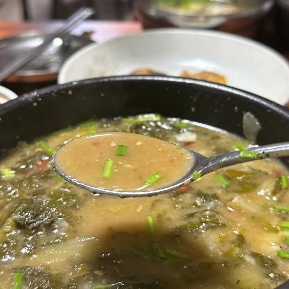 추어탕 국물 가까이 담은 모습