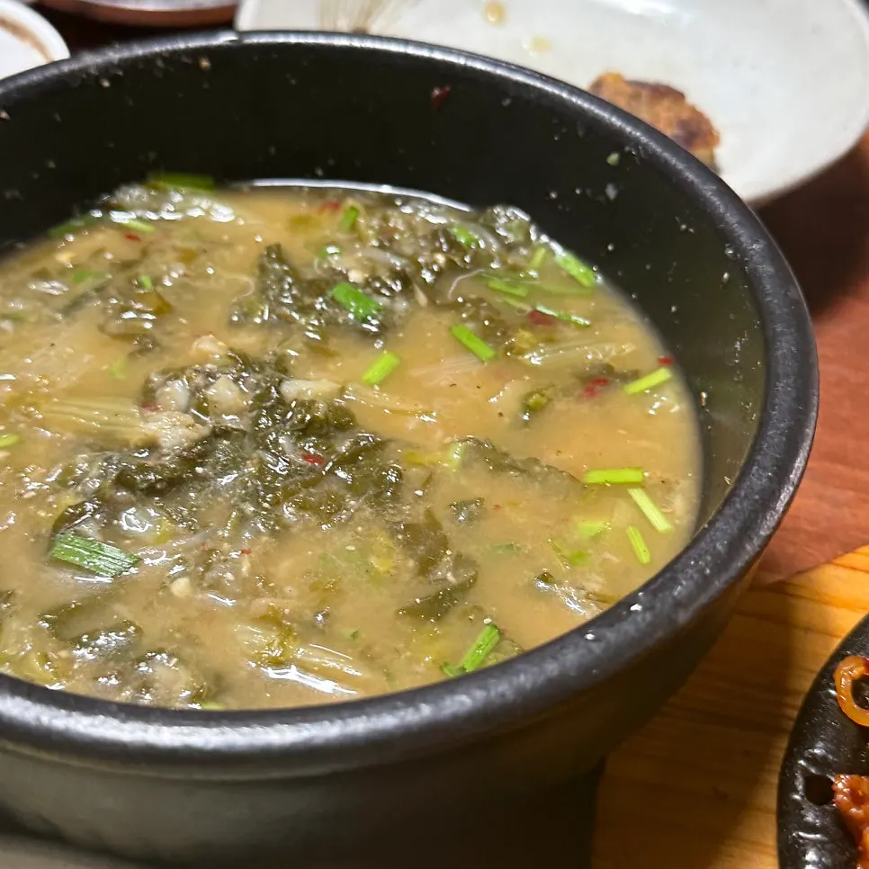 추어탕과 제육볶음을 함께 놓은 한 상