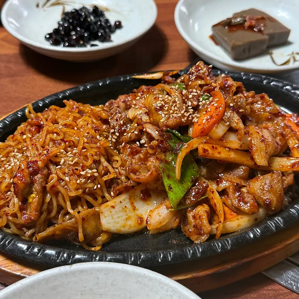 제육볶음과 만둣국이 놓인 마무리 상차림