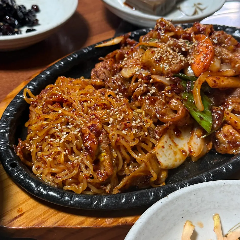 식사를 마친 철판제육볶음 한 판