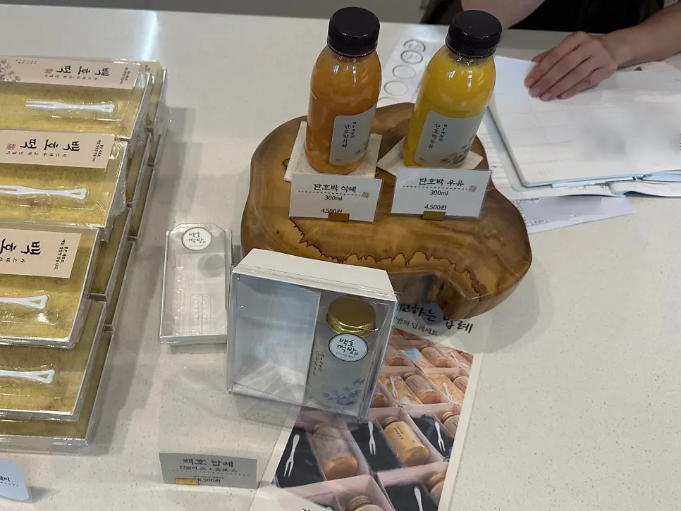 Rice cake display still well stocked on a weekday morning