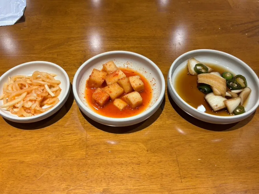 복산해장 밑반찬 무생채 깍두기 양파절임