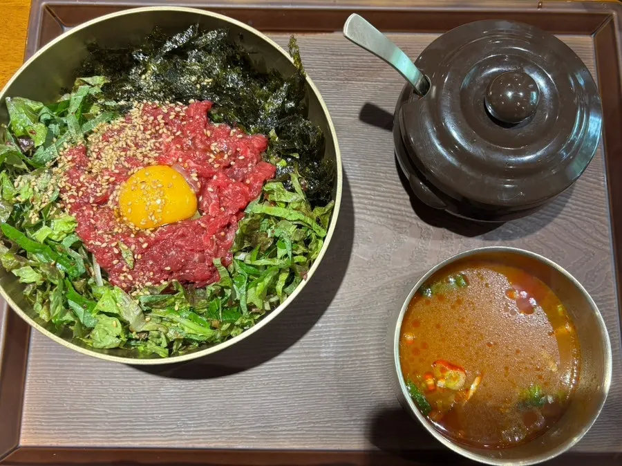 복산해장 육회비빔밥과 해장국 국물 상차림