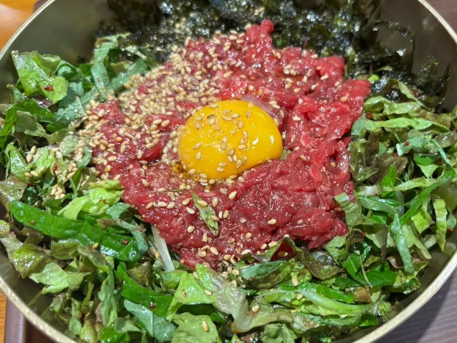 특제 고추장 소스를 넣어 비빈 육회비빔밥