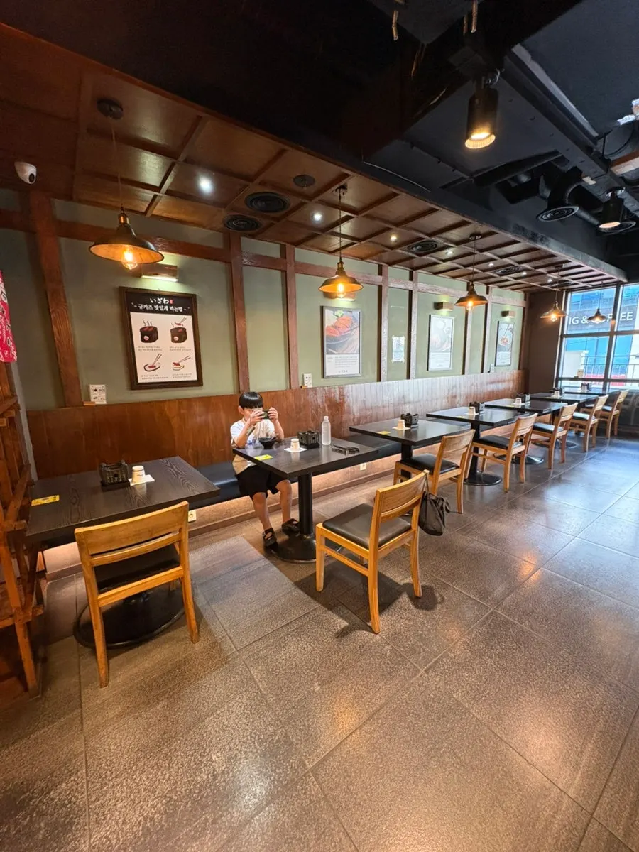 Table seating arrangement at Izawa